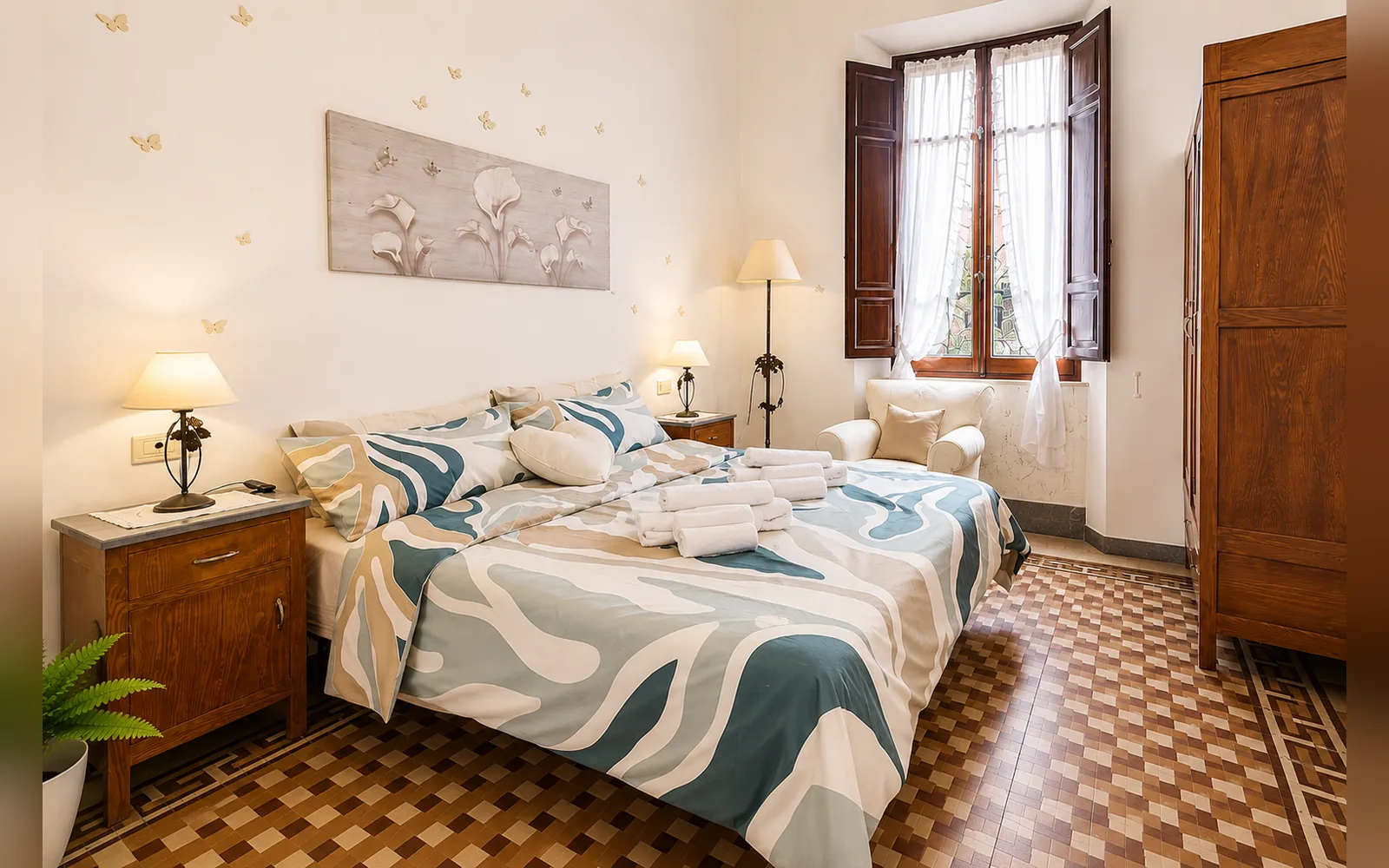 Camera con bagno privato — A casa di Laura, Massa