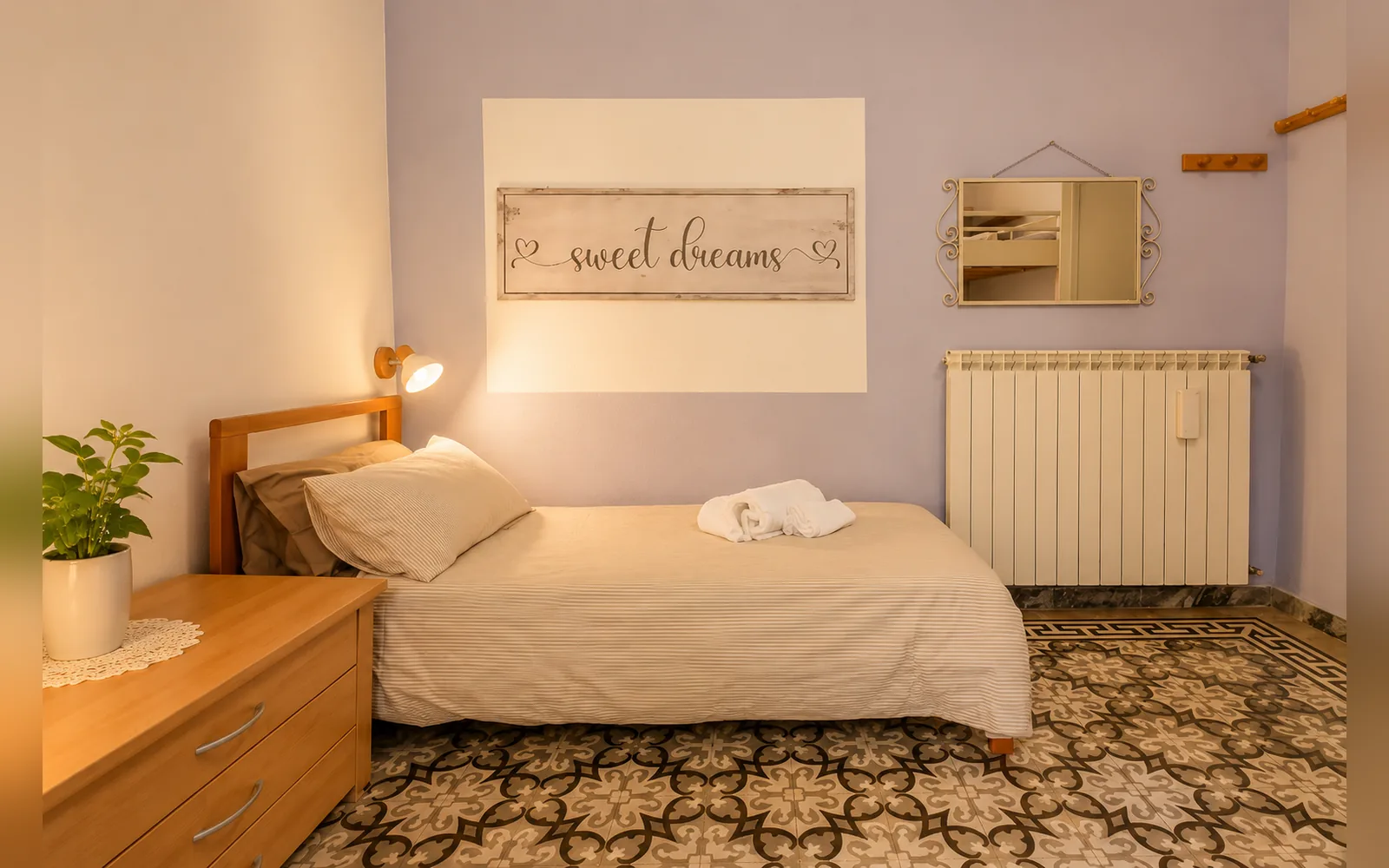 Camera con bagno privato — A casa di Laura, Massa