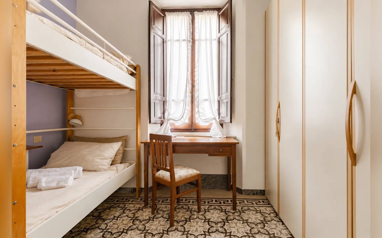 Camera con bagno privato — A casa di Laura, Massa
